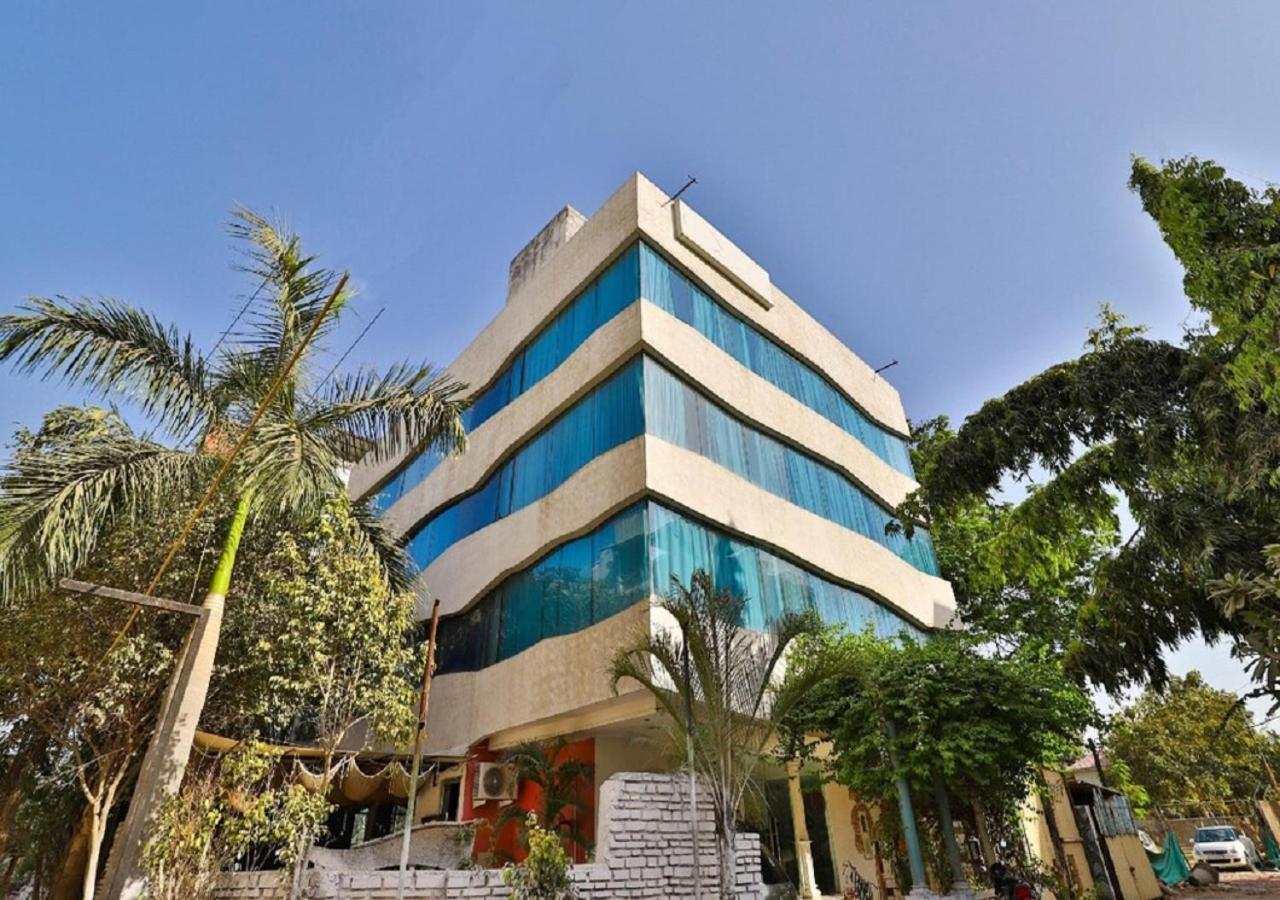 The Sky Imperial Hotel Yahvi Vadodara Buitenkant foto